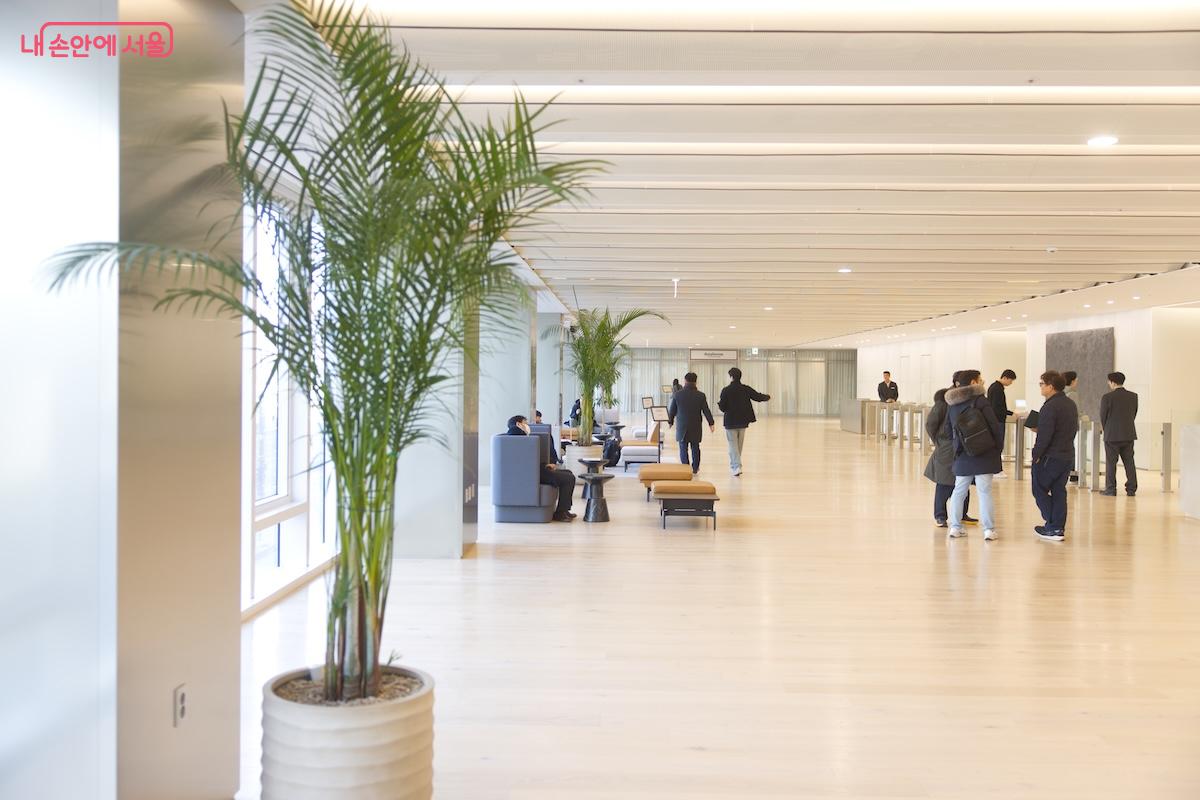 KT West빌딩 2층으로 올라오면 된다