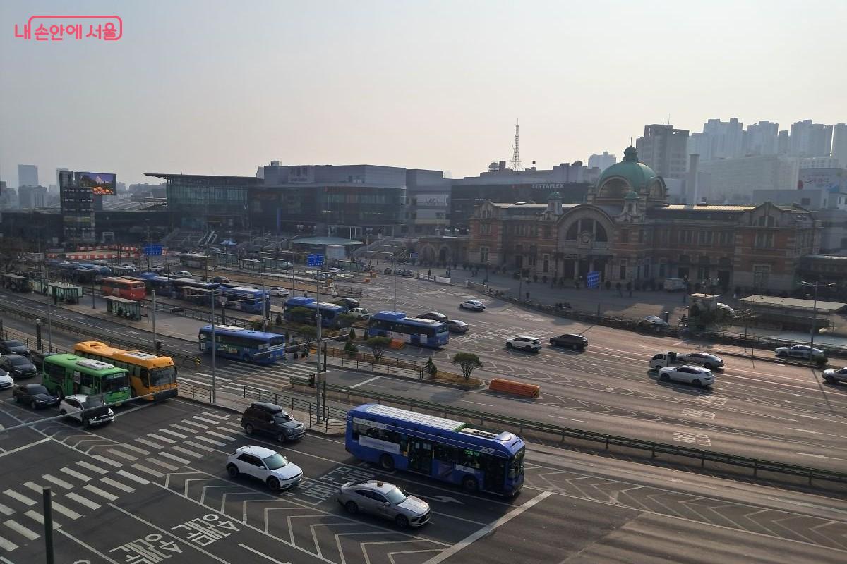 근대 건축의 우아함과 현대 도시의 역동성이 만나는 서울역 광장 ©장형진