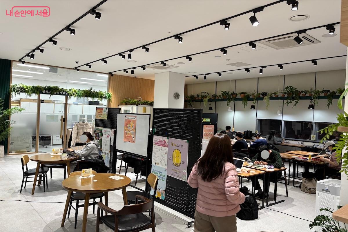 늦은 시간이었는데도 사람이 많았다. &copy;이혜원