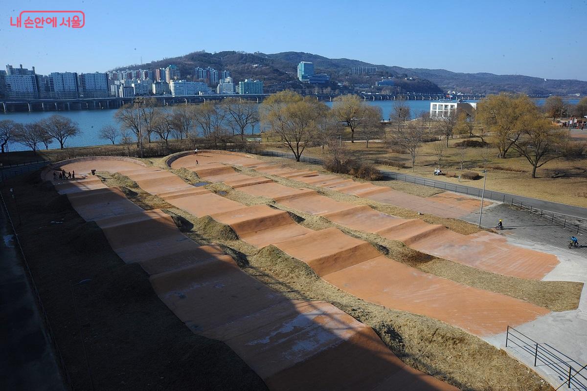 광나루한강공원 내 BMX경기장 ⓒ조수봉