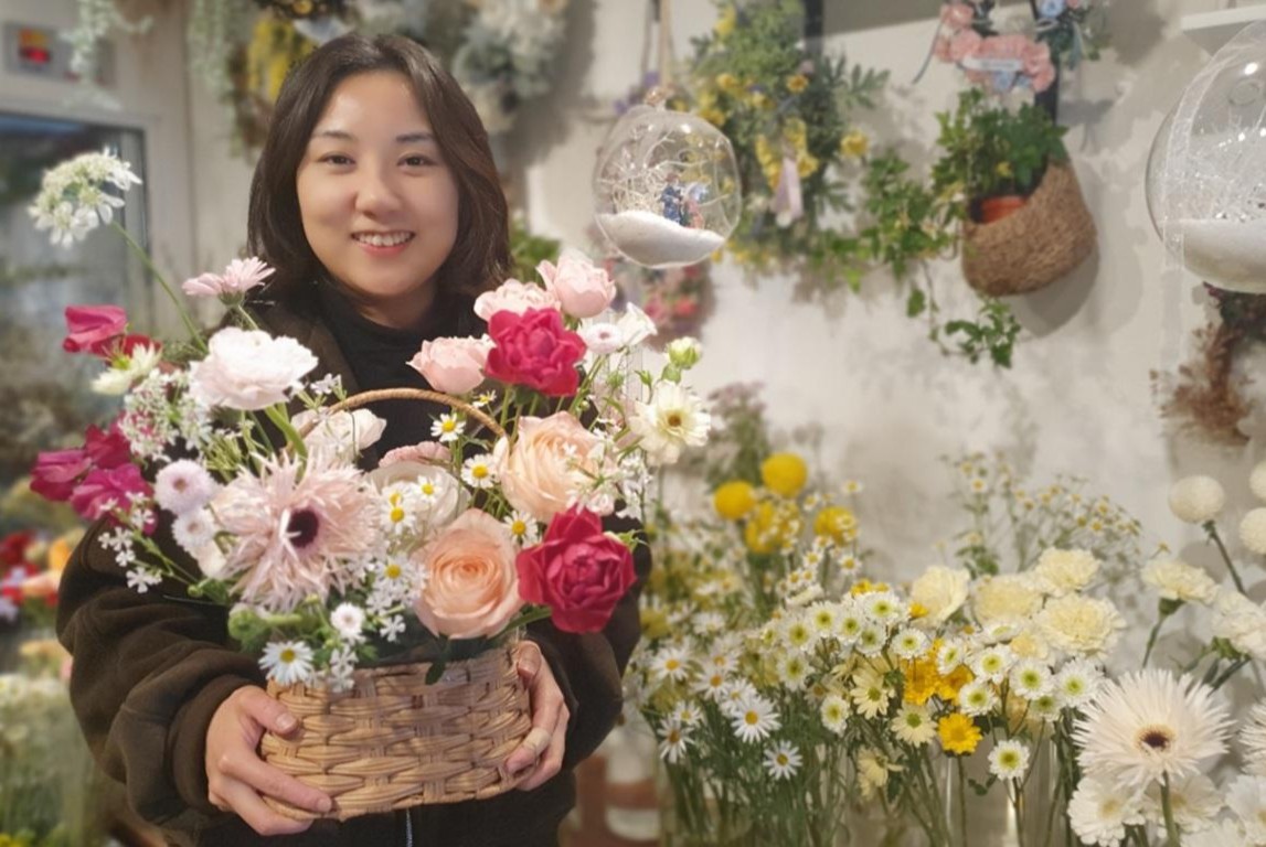 이웃을 잇는 &lsquo;아름다운 동행가게&rsquo;, 생신 어르신께 꽃다발과 커피 전해요