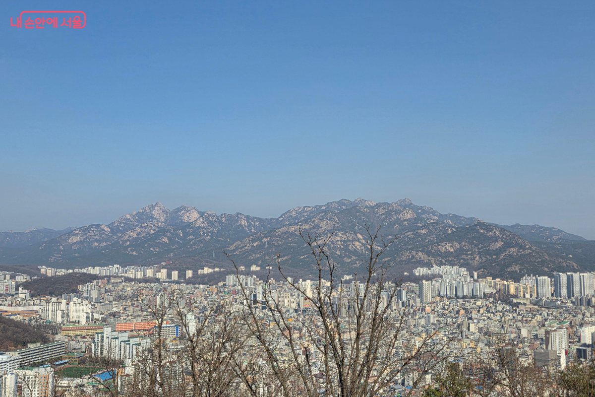 봉산 정상에서 바라본 북한산 모습 &copy;김승아