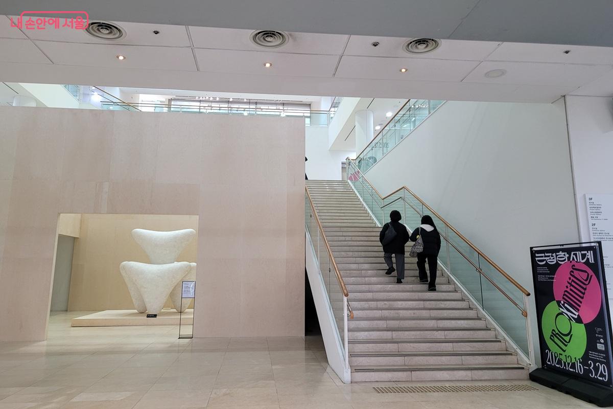 서울시립미술관 내부 계단을 올라 전시 공간으로 이동하는 시민들 &copy;조연