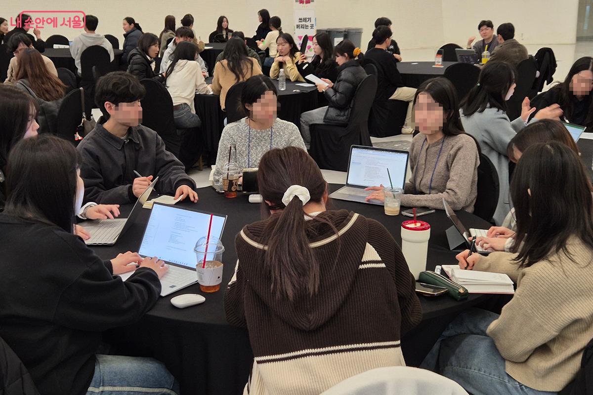 각 분야를 대표하는 52명의 현직자 멘토들이 참여하여 청년 한 사람 한 사람에게 맞춤형 조언과 노하우를 전해주었다. ©이혜숙