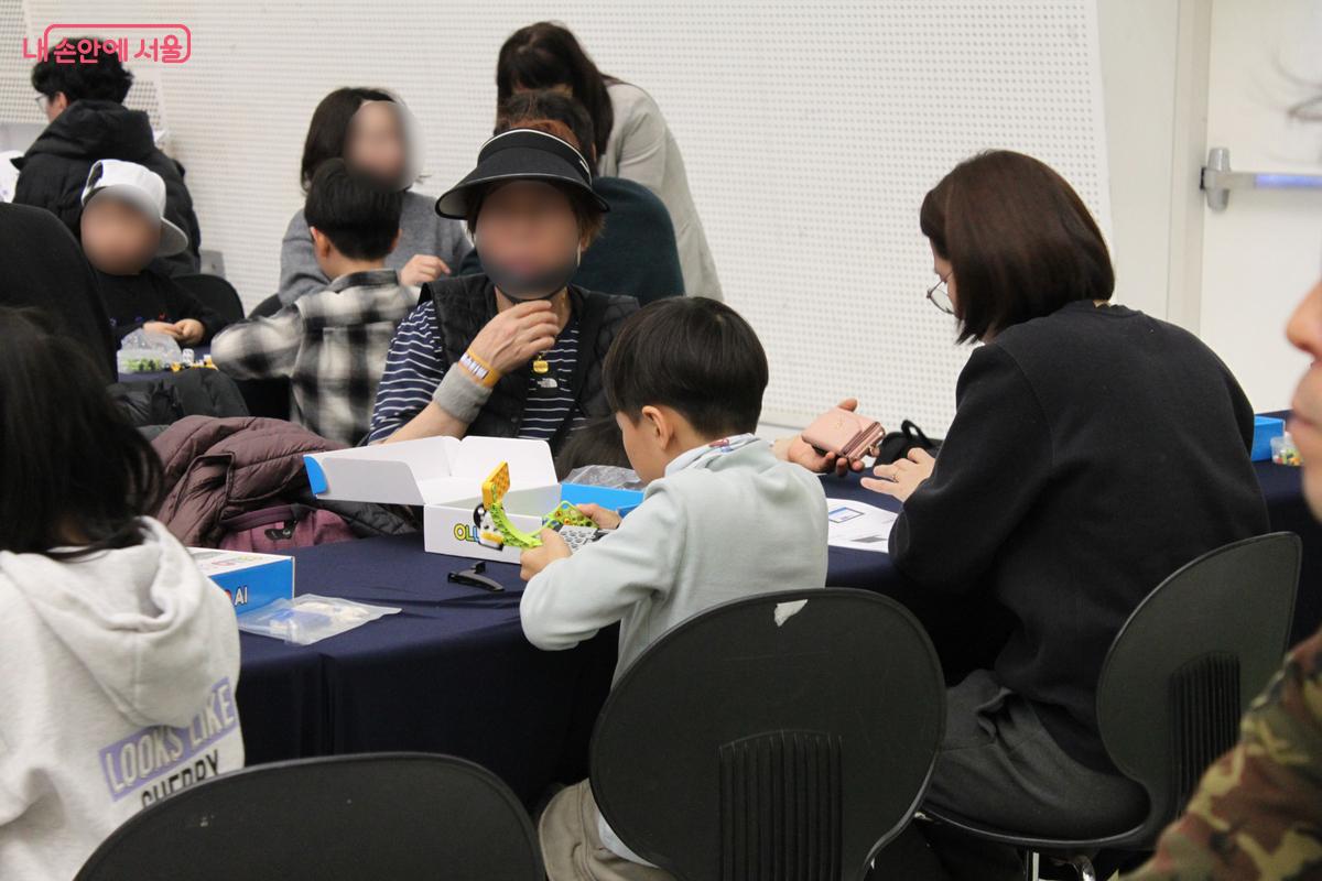 AI 로봇 가족 경진대회에 참여하고 있는 관람객들