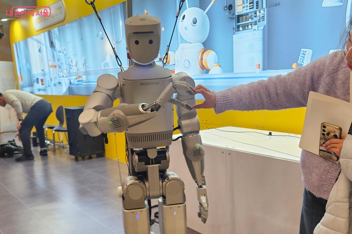 사람처럼 손을 사용할 수 있는 휴머노이드 로봇이 손하트 포즈를 취하고 있다. ⓒ마가은