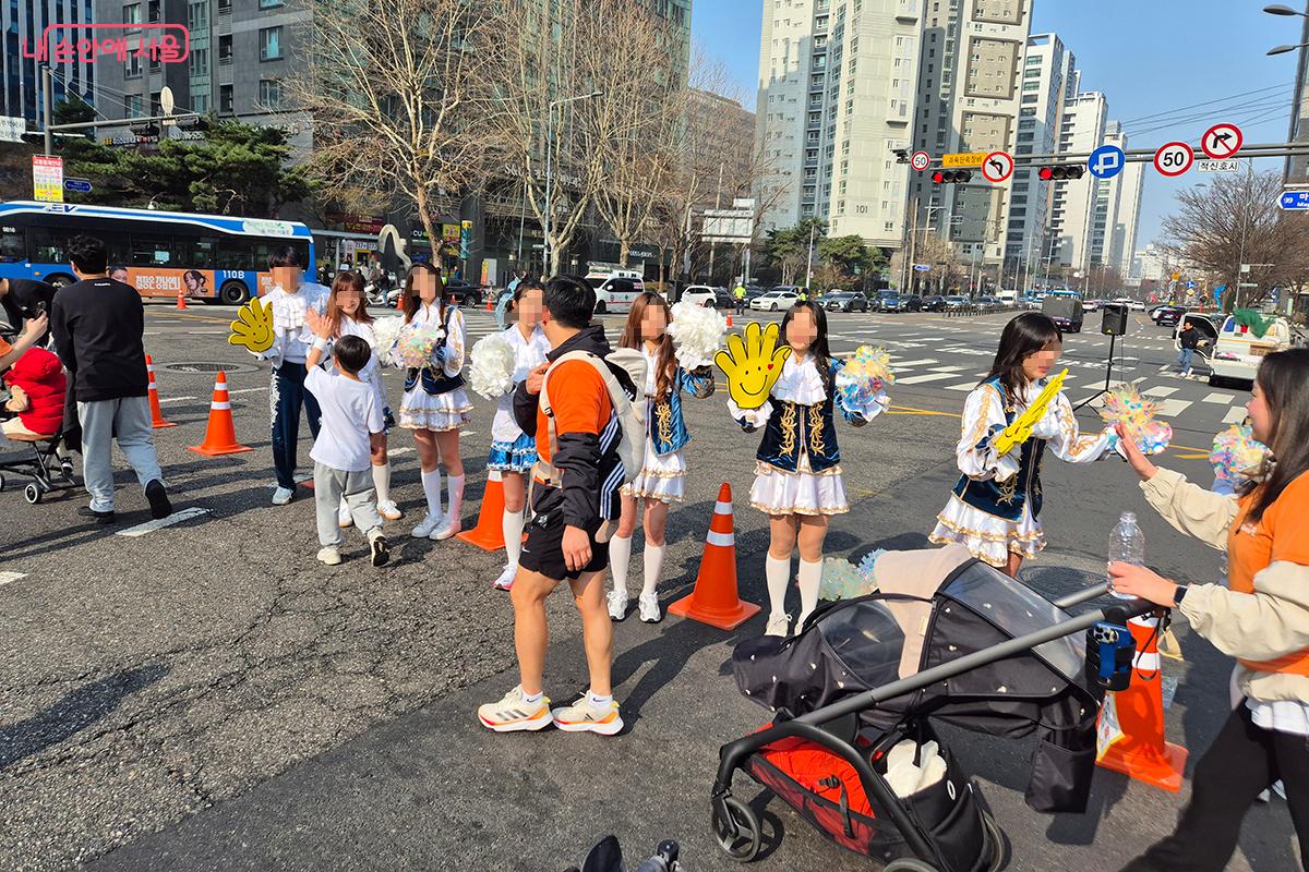 서울 대학생 치어리더 연합 학생들이 쌀쌀한 날씨에도 도로변에 나와 참가자들을 응원했다. ©정향선