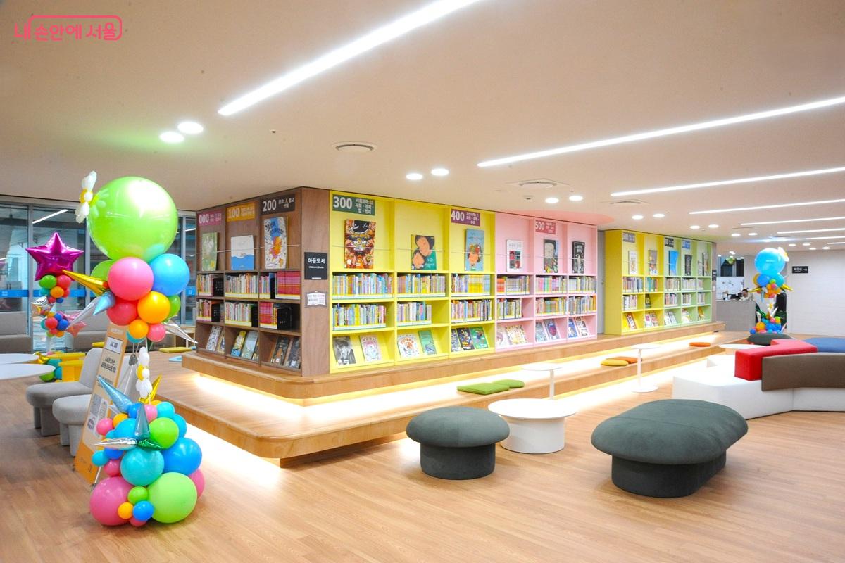 지하 1층 도서관은 &lsquo;어린이자료실&rsquo;로 운영한다. &copy;조수봉