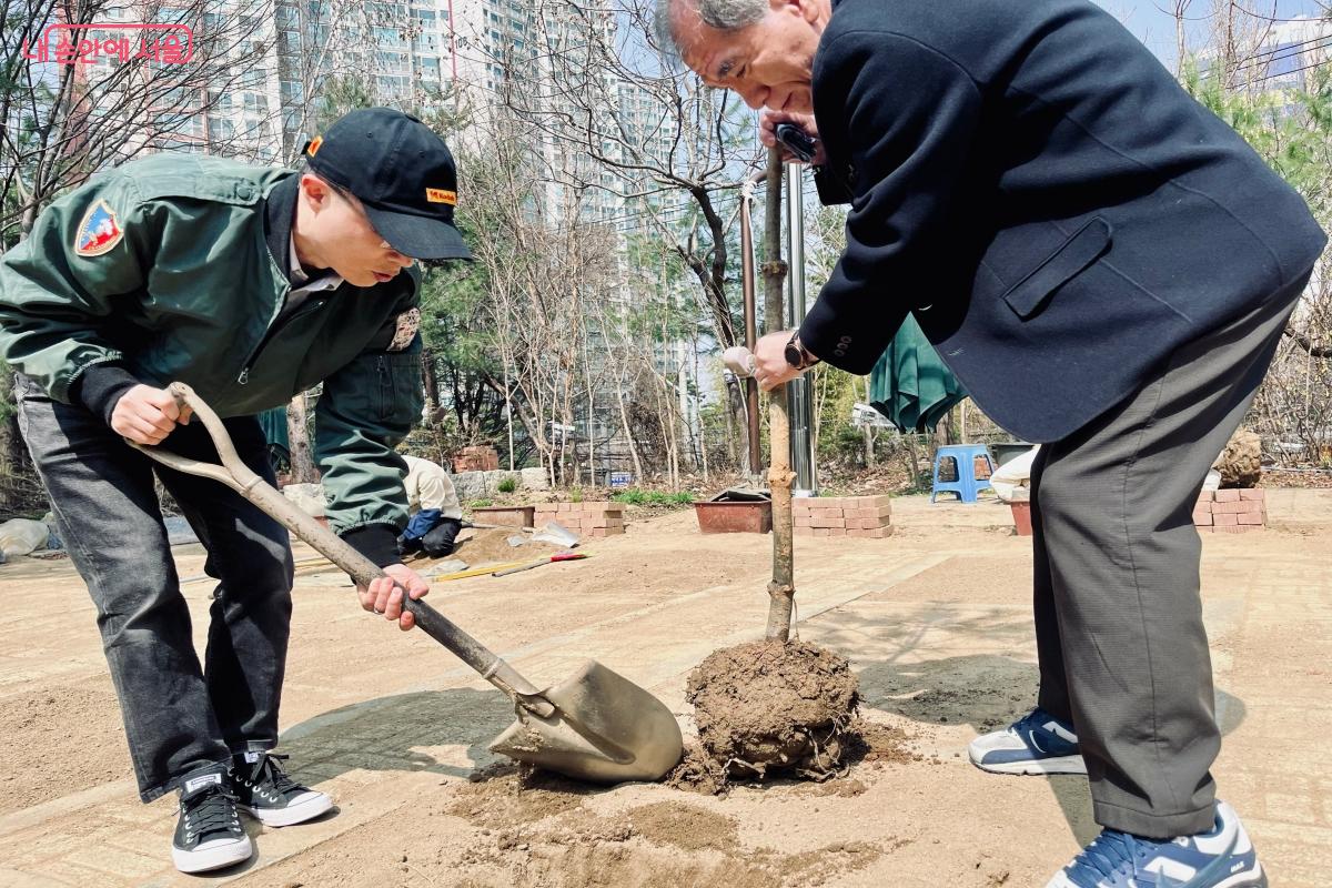조경관리과 수강생들이 나무 식재를 연습하고 있다. ©이성국