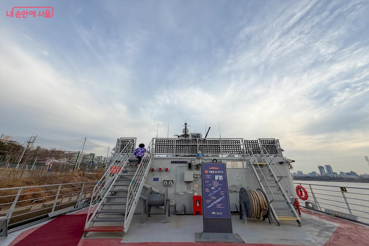 갑판 위로 직접 올라 가볼 수 있게 되어 있다. &copy;이미현