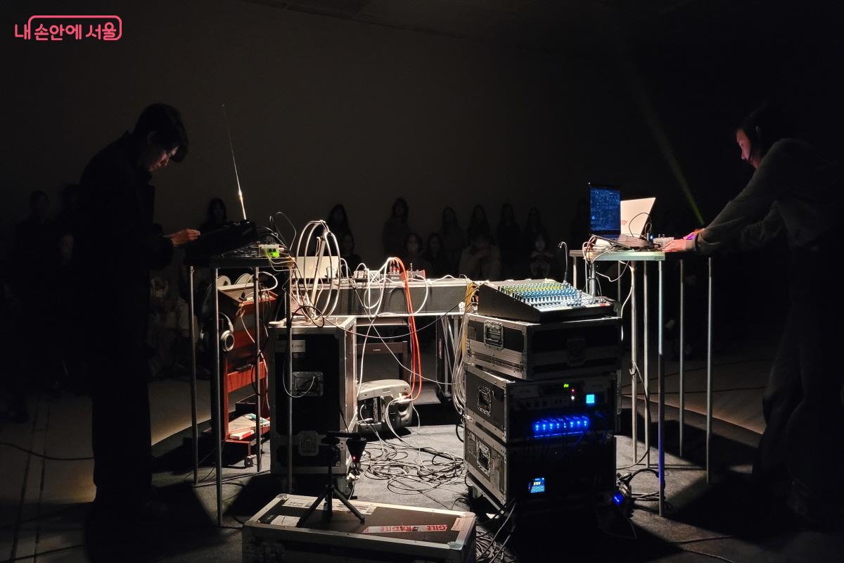 그리디코드와 지인의 ‘공기에 관하여’ 퍼포먼스 ©김현지