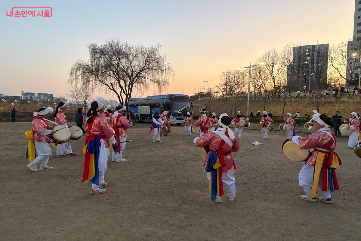 풍물놀이로 행사 끝의 아쉬움을 달래고 있다. ⓒ조현영