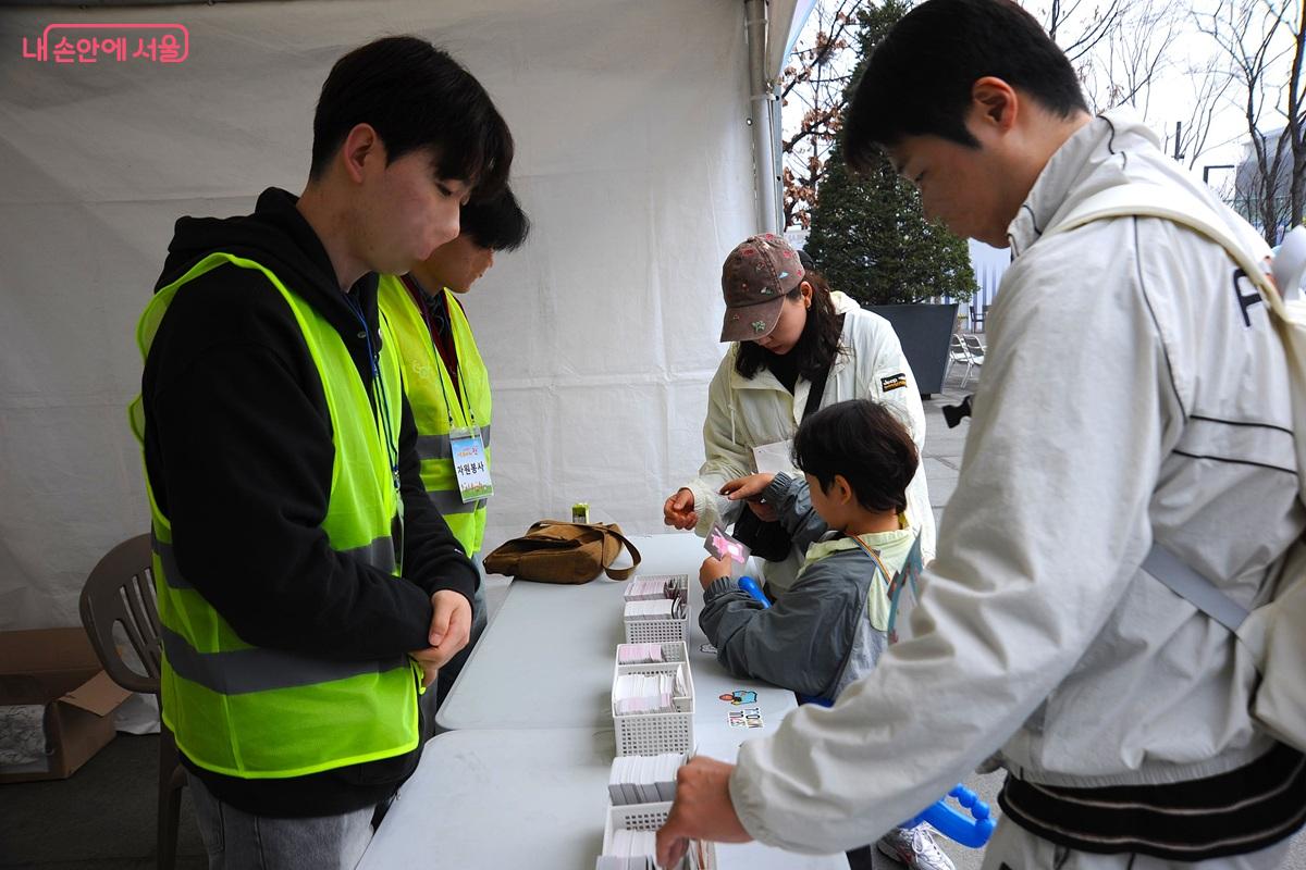 유아차를 꾸밀 스티커를 고르고 있는 참가 가족 &copy;조수봉