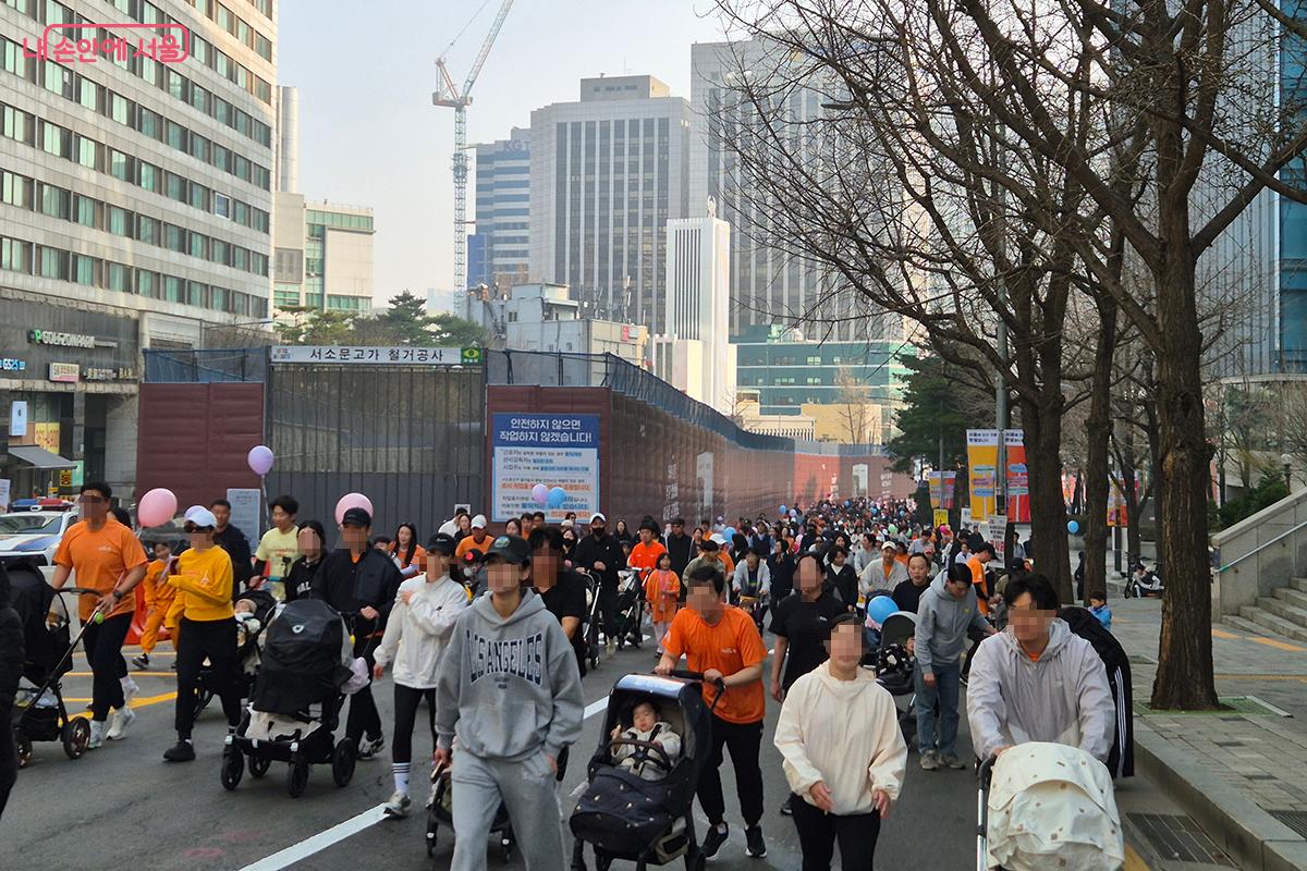 충정로 언덕길에서는 천천히 걸으며 자신의 상황에 맞게 페이스를 조절한다. 