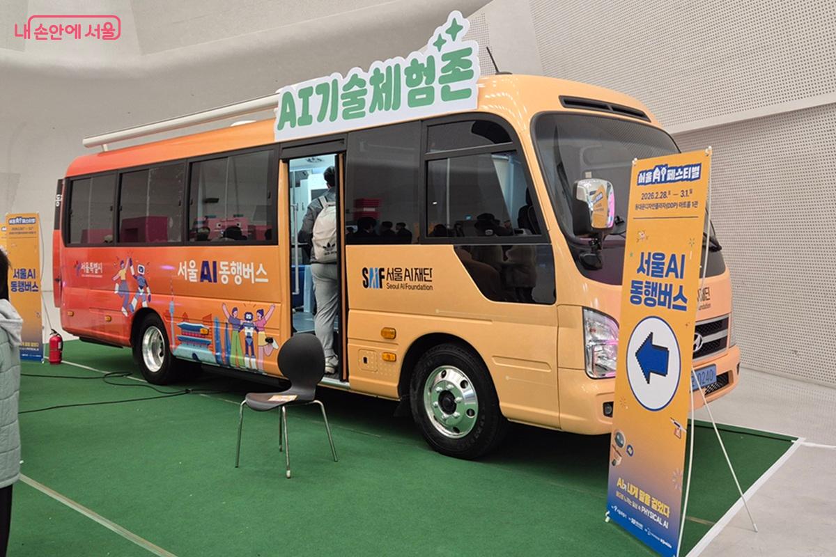 복지관 등을 방문해 어르신들에게 다양한 AI 체험과 교육을 제공하고, 헬스케어까지 도와주는 서울 AI 통행버스 체험이 이루어지고 있다. ⓒ마가은