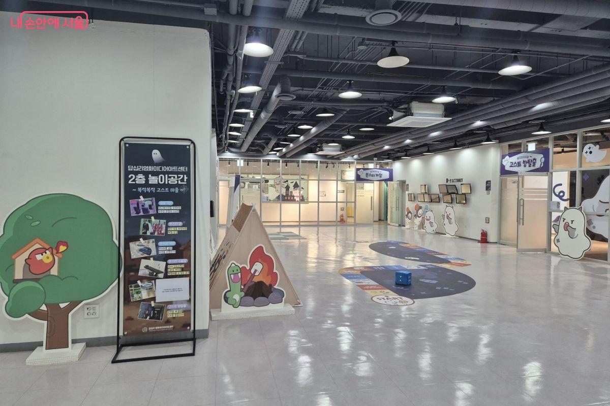 2층에는 다양한 어린이 체험 공간이 있다