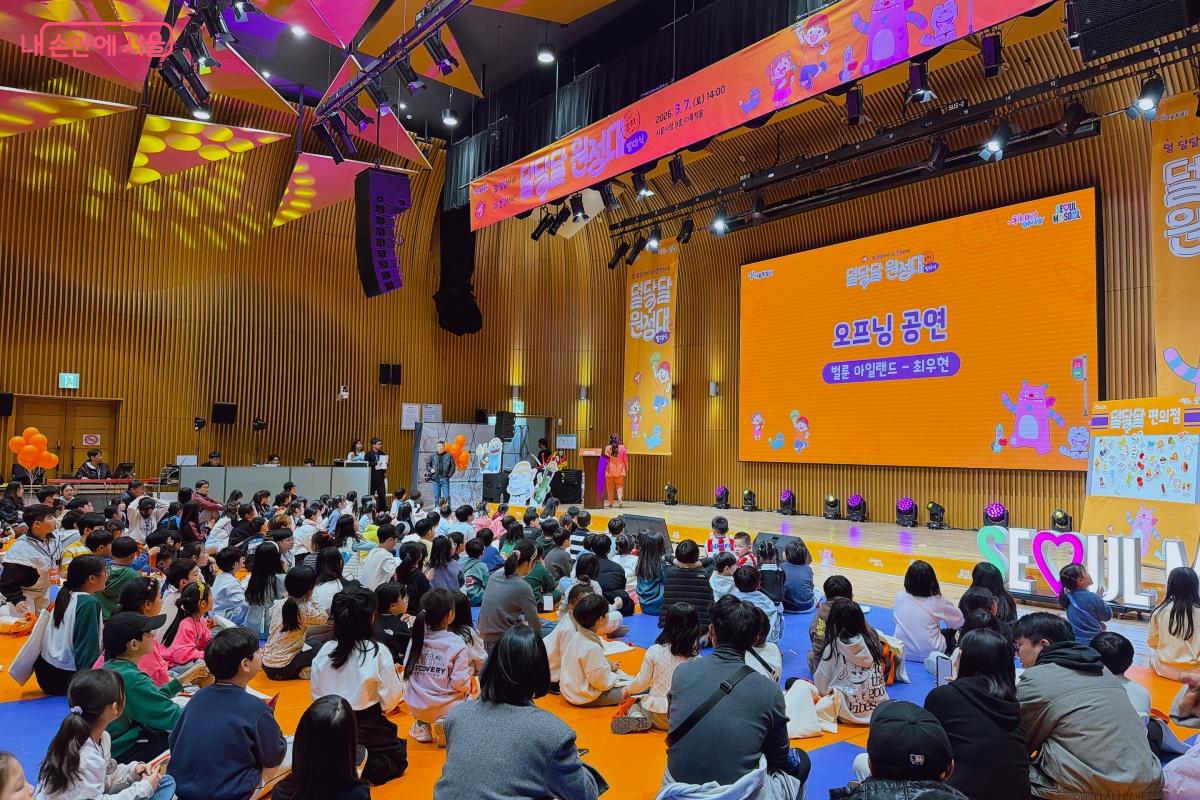 오프닝 공연으로 아이들이 좋아하는 벌룬쇼가 진행되었다. &copy;노윤지
