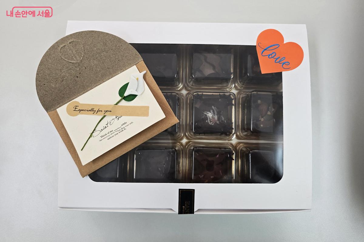 초콜릿 만들기 프로그램에서 완성한 초콜릿 &copy;박진영