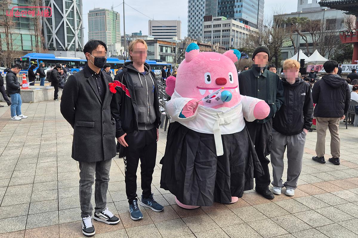 이날 행사에는 외국인 관광객들의 모습도 많이 눈에 띄었다.
