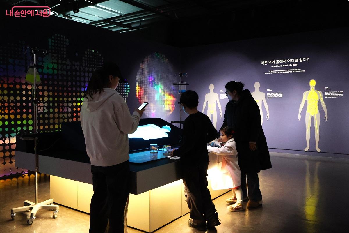  우리 몸속에서 약이 어떻게 작용하는지 대형 스크린을 통해 시각적으로 보여준다. &copy;김대진