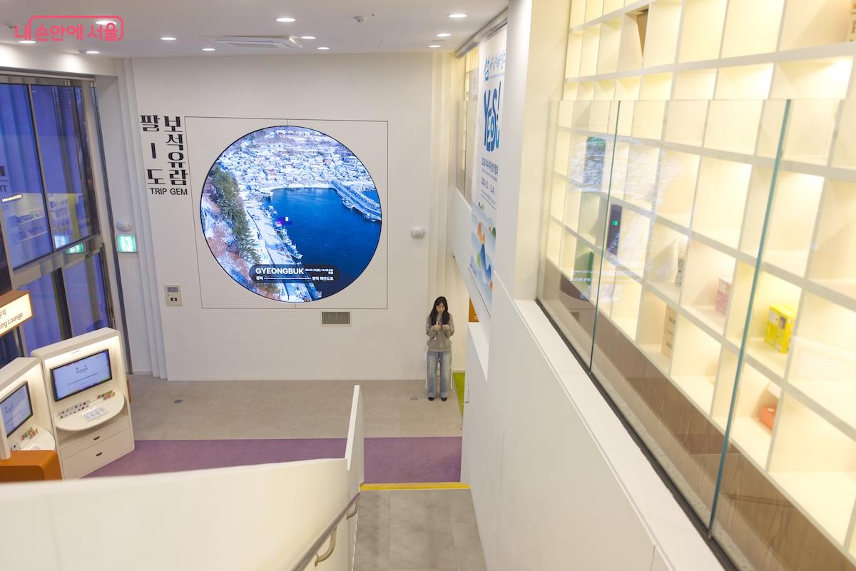 1층에서 지하 1층으로 자연스럽게 연결되는 구조를 가지고 있다. &copy;임중빈