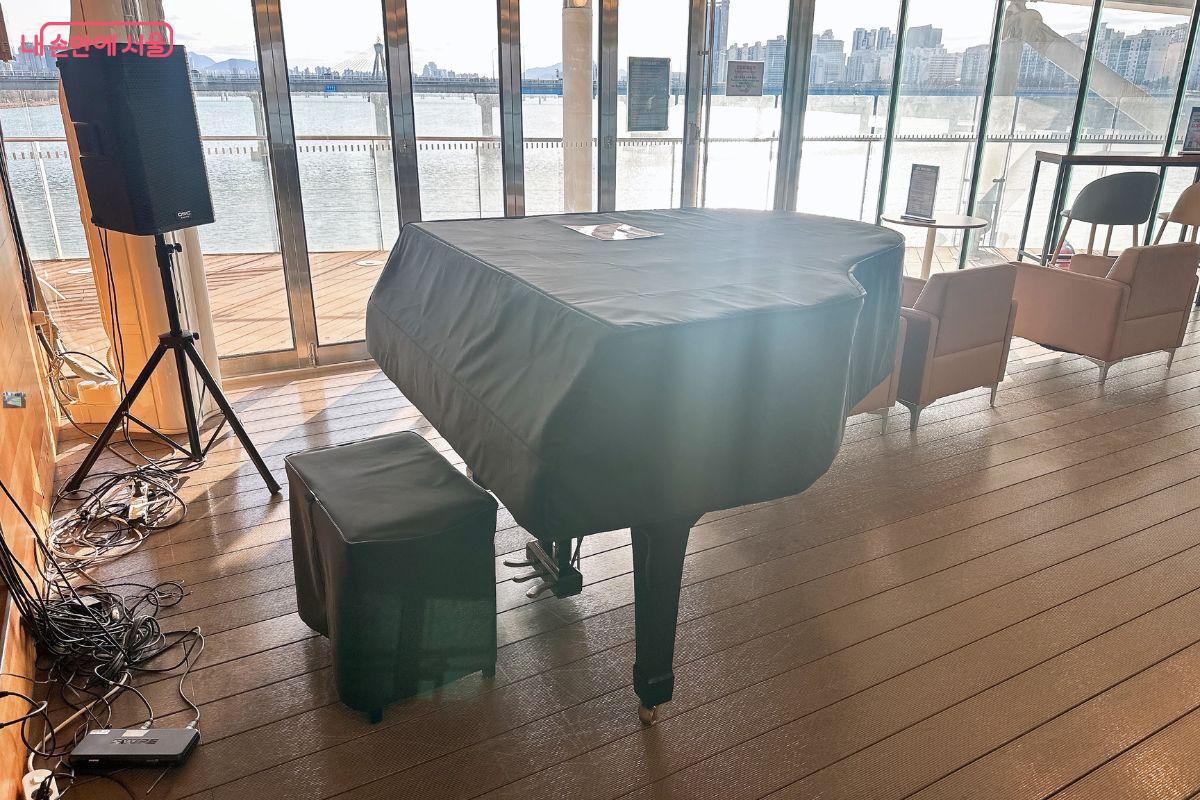 피아노가 비치돼 있어서 음악공연도 가능하다.&copy;김재형