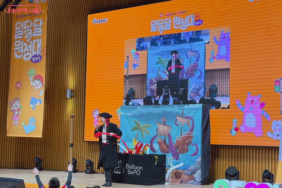 다양한 풍선을 만들어 아이들에게 선물해주었다. &copy;노윤지