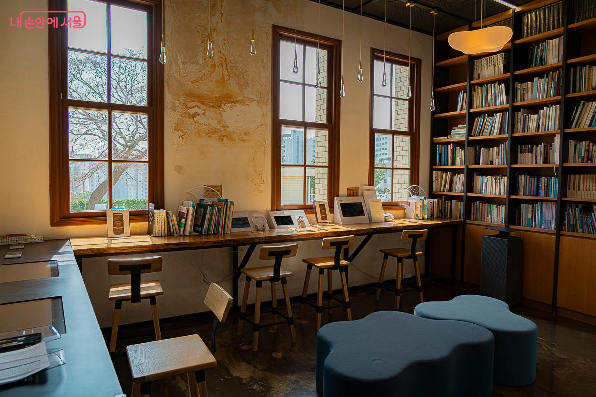 휴게 공간에서는 책을 읽으면서 음악을 들을 수 있다. &copy;김지연