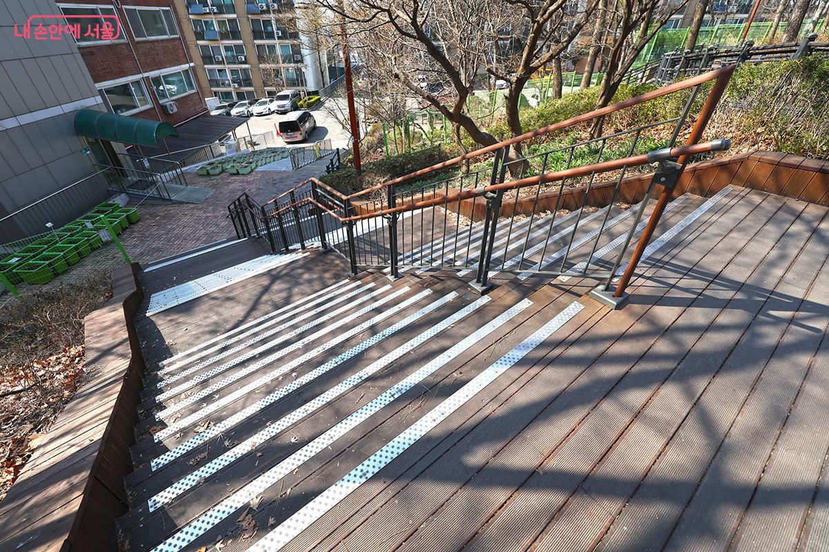 아파트를 가로 질러 오르면 10분이면 도착한다. ©김주연