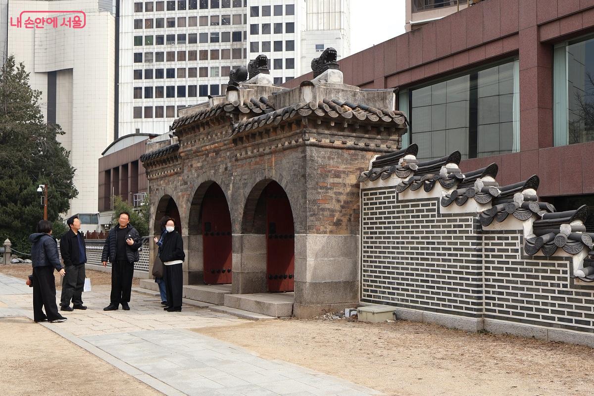 도심 속 현대 건물과 대비를 이루는 환구단 정문의 고풍스러운 모습 &copy;김대진 