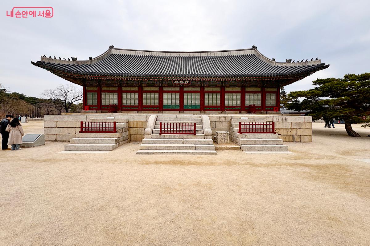 수정전은 왕의 집무 공간 역할을 하던 곳으로, 단종을 지키려 했던 충신들과 학자들이 정치적으로 활동하던 장소이다. &copy;전미애