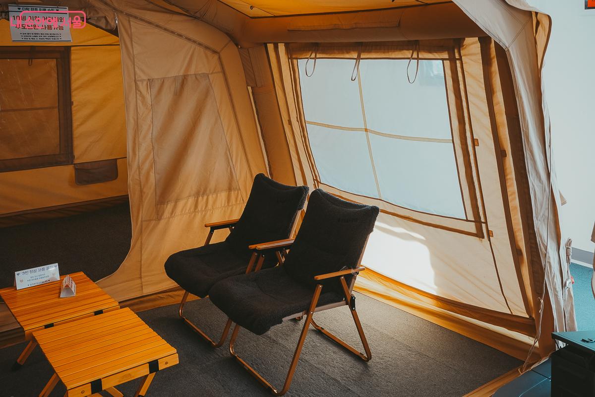 텐트 안에 비치된 푹신한 캠핑용 릴렉스 체어 2개 &copy;김성무