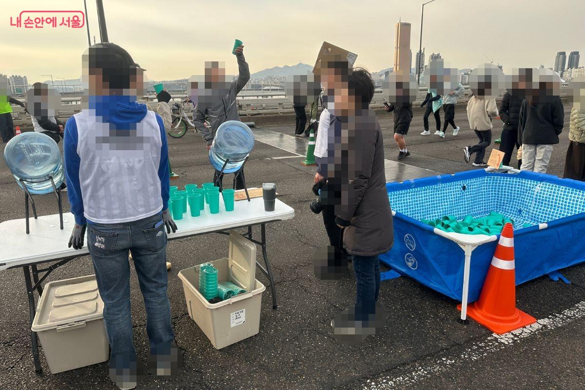  반환점을 돌면 음수대가 있다. &copy;김재형