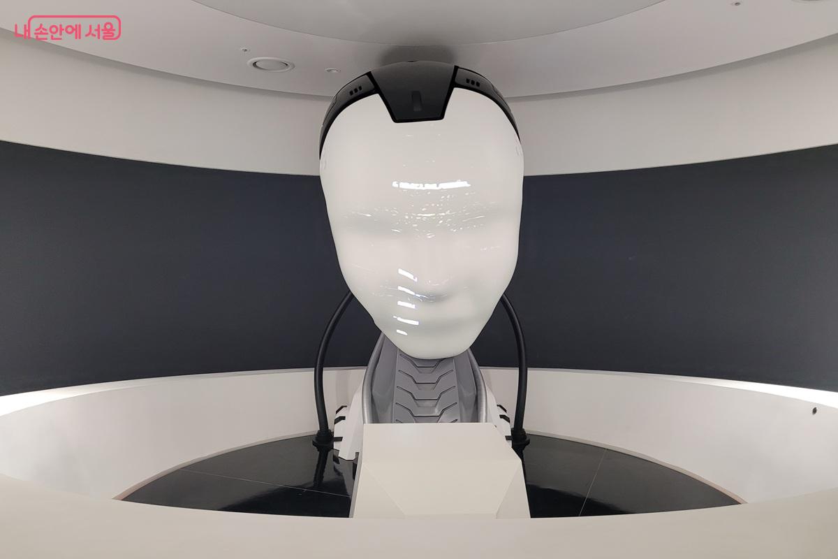 서울로봇인공지능과학관 내부에 설치된 로봇 얼굴 전시 작품 &copy;조연