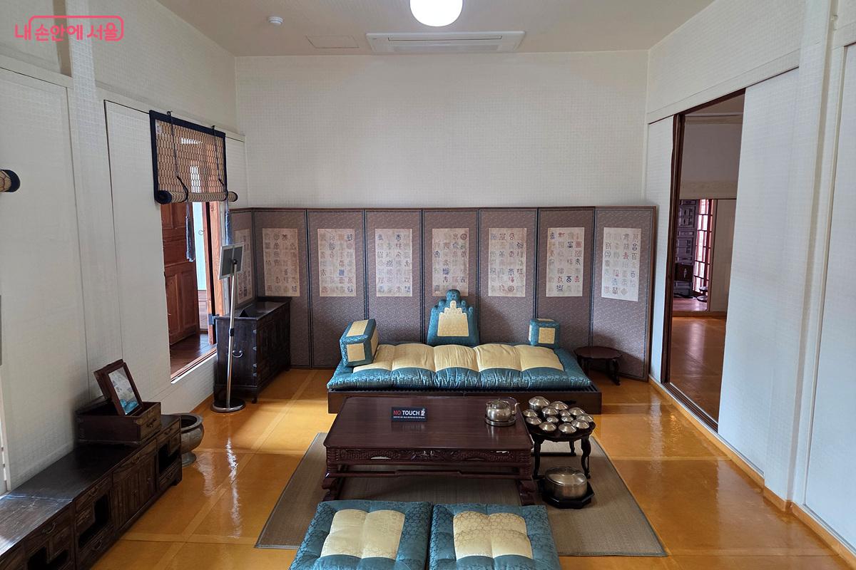 근대 건축의 요소들이 자연스럽게 스며 있는 한옥이다. &copy;정민호