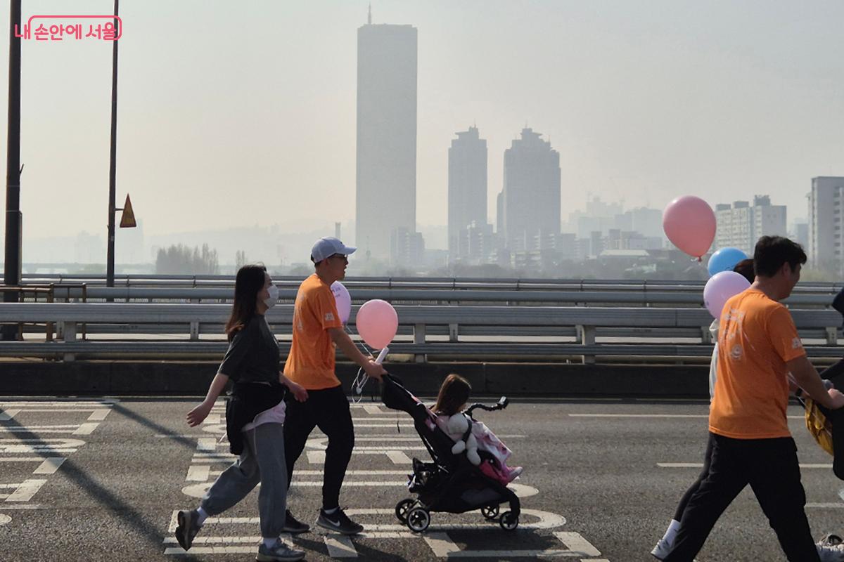 마포대교에서 한강의 시원한 바람을 맞으며 뛰는 가족들의 모습이 한 폭의 그림 같다.