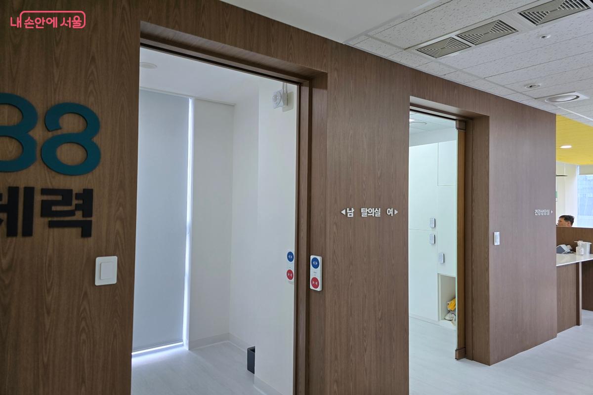 이용자는 접수 후 필요하면 탈의실에서 환복을 할 수 있다. &copy;강사랑