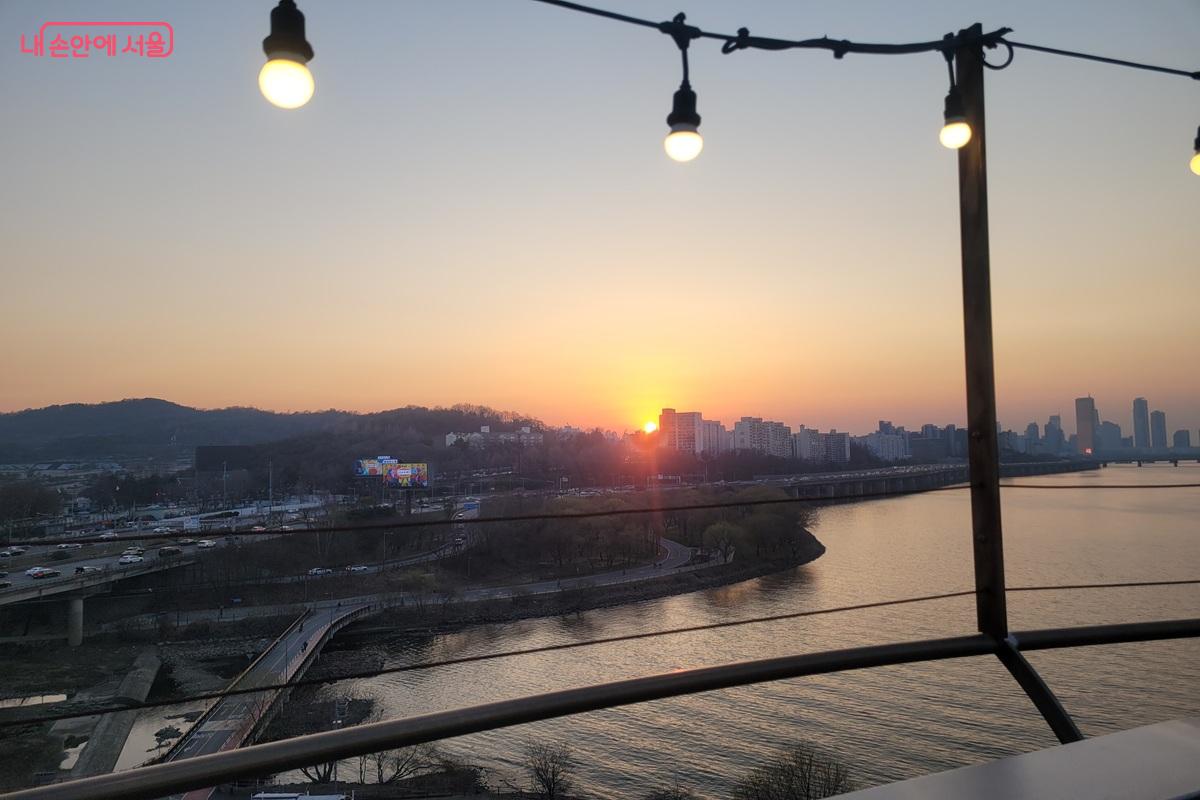 동작대교 노을카페 전망대에서 바라본 한강, 해 질 무렵 아름다운 순간 &copy;조연