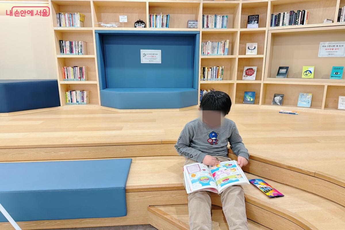아이들이 편하게 책을 볼 수 있는 공간도 마련되어 있다.