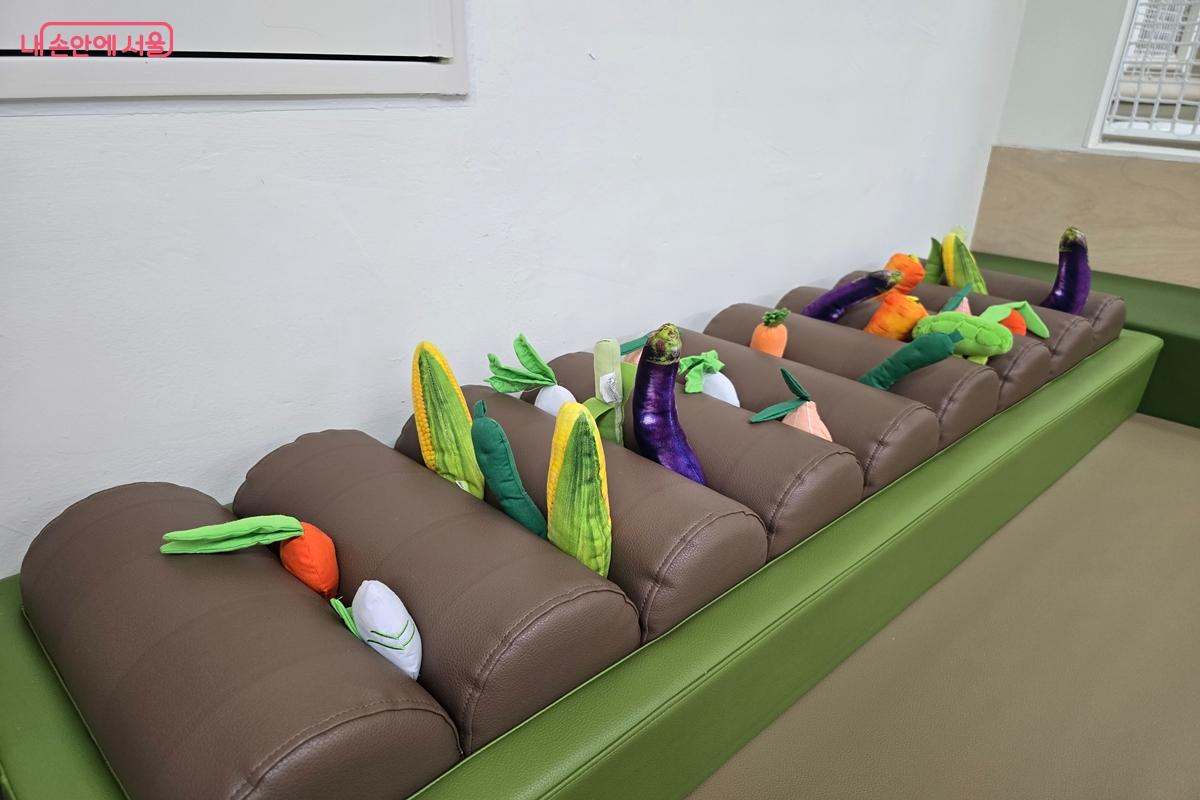 텃밭을 형상화한 놀이 요소도 눈에 띈다. &copy;강사랑