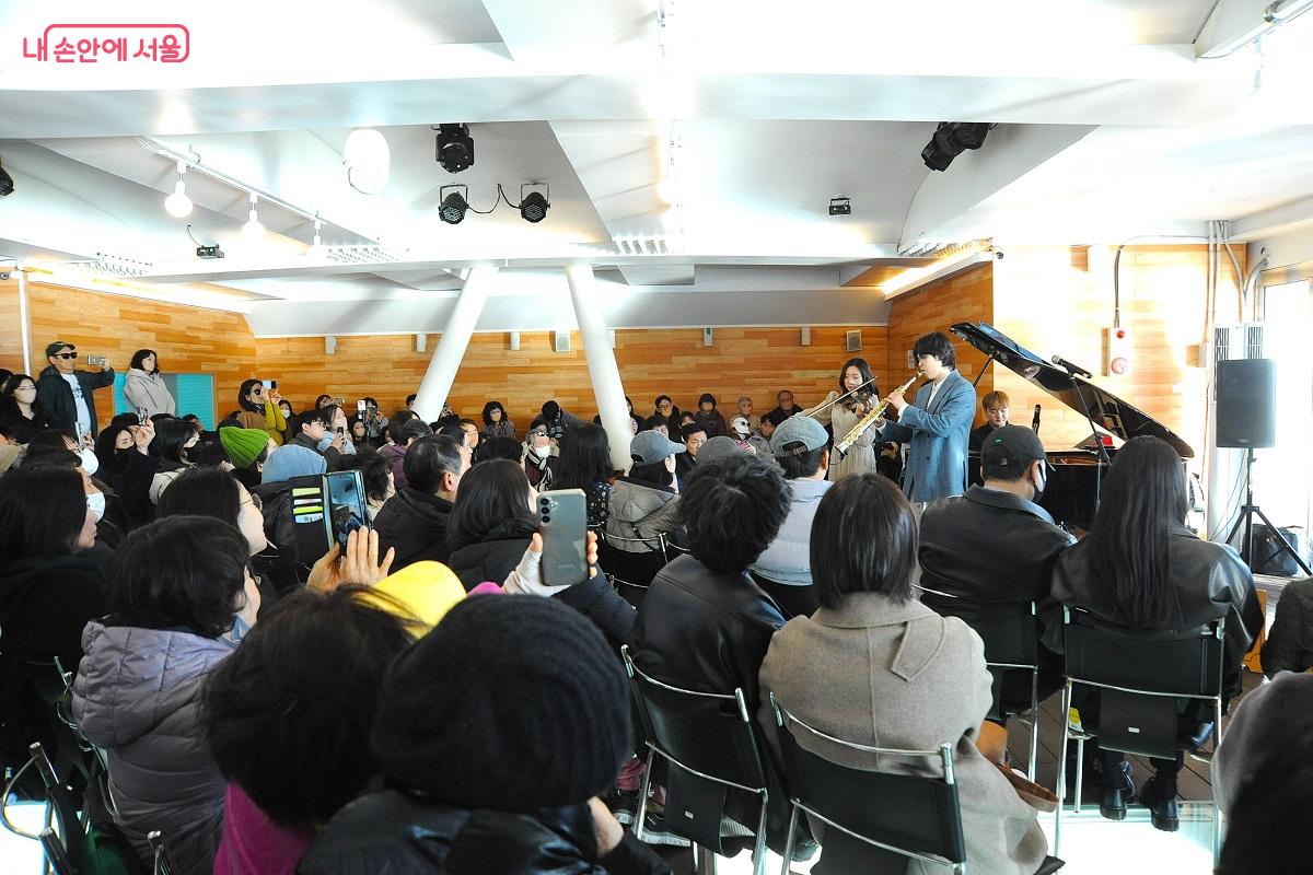 재개장 기념 음악 공연인 재즈밴드 ‘튠어라운드’의 팝재즈 연주에 많은 시민들이 참여했다. ⓒ조수봉