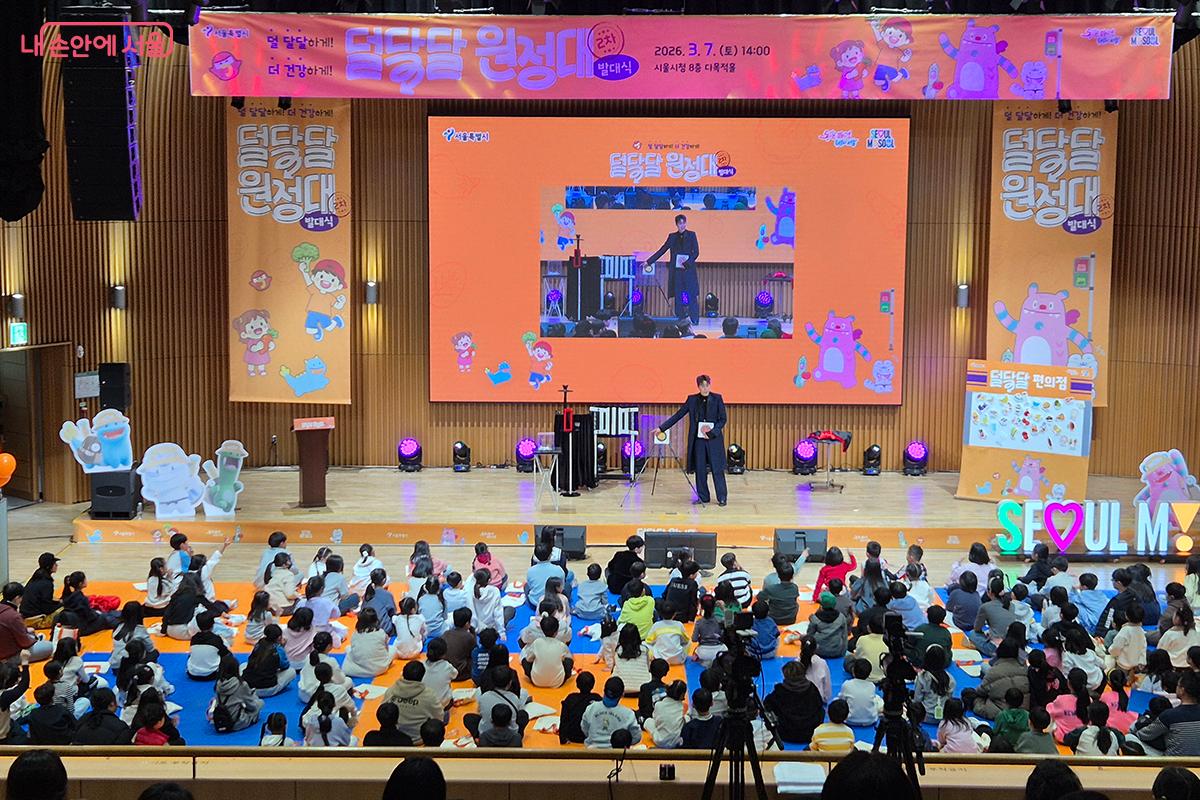 마술사 유영웅의 화려한 마술쇼가 참가자들의 큰 박수를 받았다.