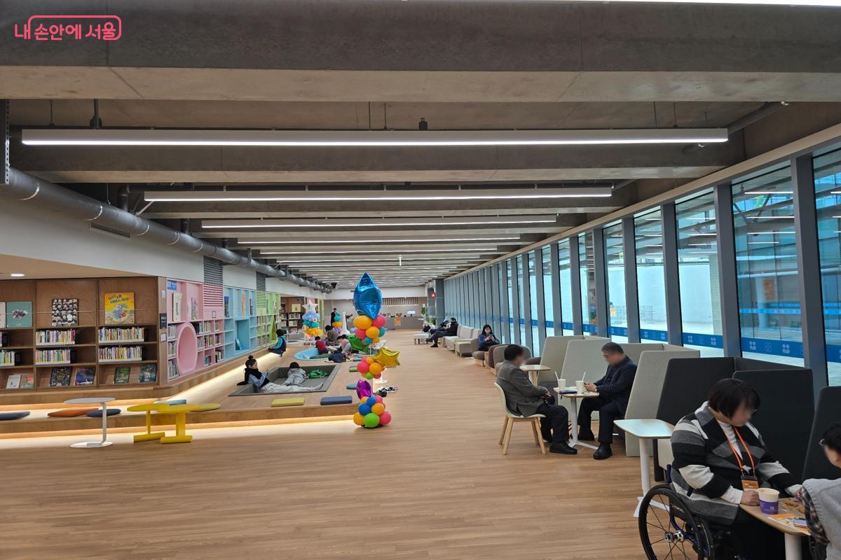 다양한 사람들이 편하게 이동할 수 있도록 조성된 서울시 어울림플라자 &copy;강사랑