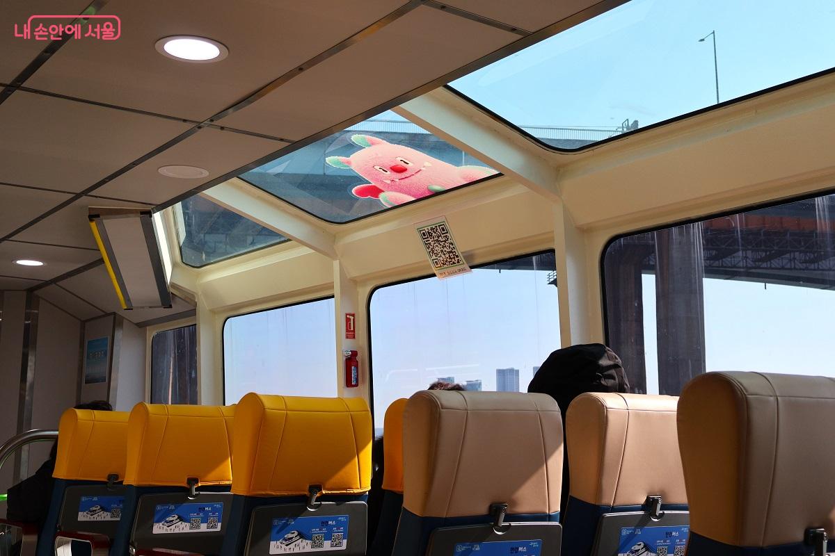 객실 상단의 유리창을 통해 서울의 하늘을 한눈에 담을 수 있다. ⓒ이봉덕