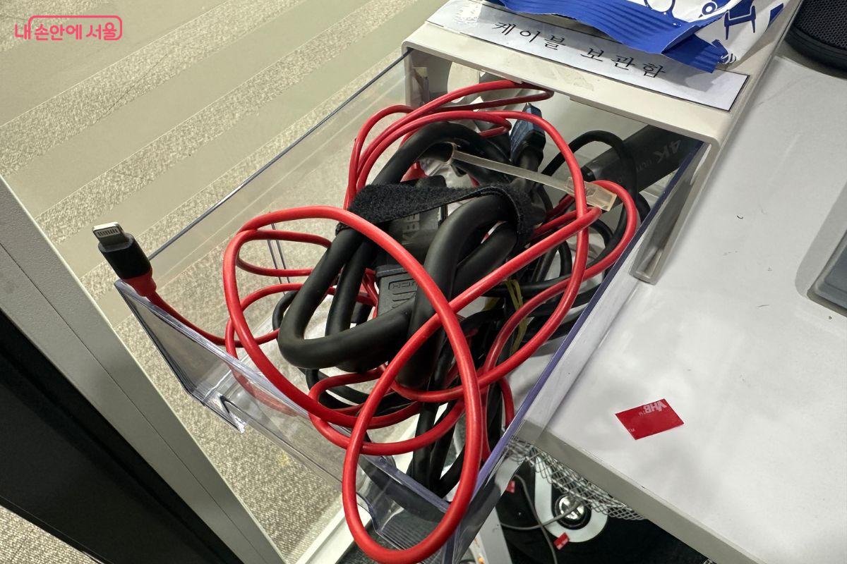 다양한 케이블이 구비돼 있으니 필요시 사용할 수 있다. &copy;김재형