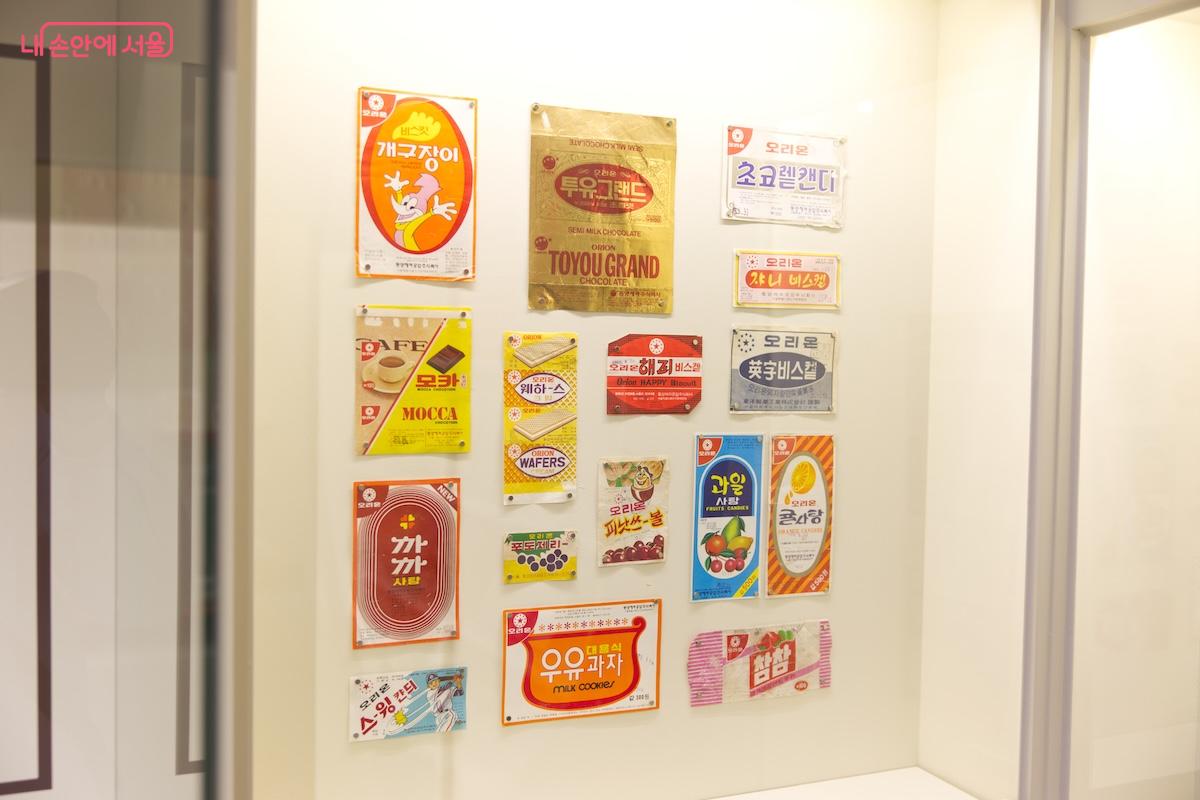 재밌는 이름과 신기한 디자인의 과자들이 전시되어 있다