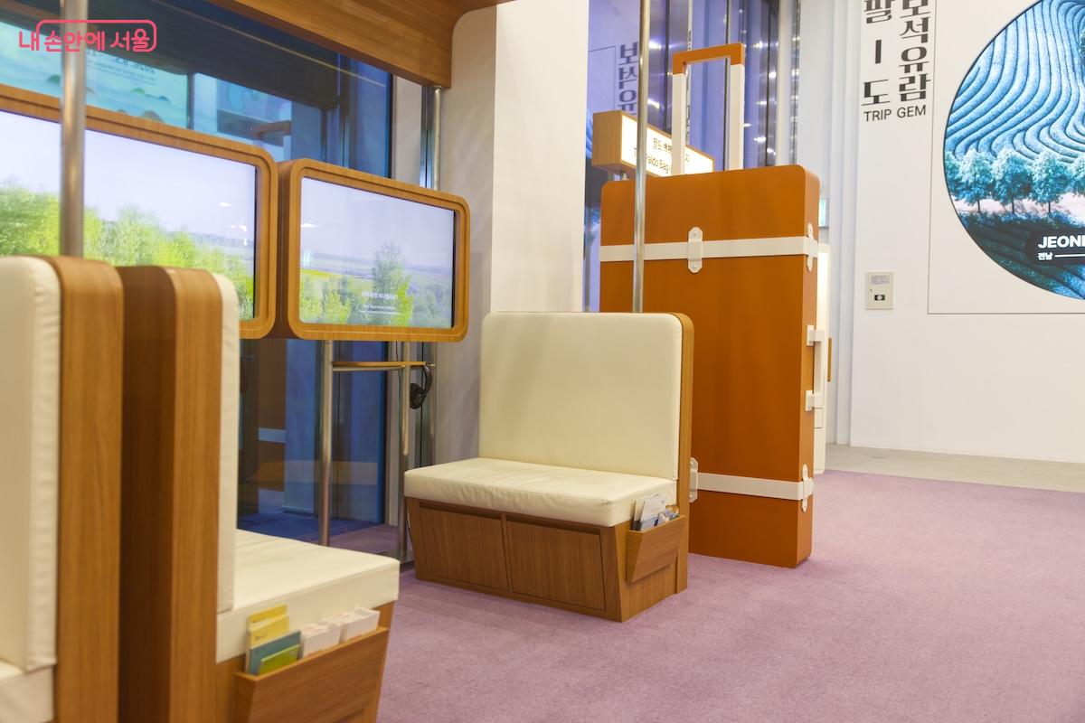 일부 공간을 활용하여 편하게 쉬어갈 수 있는 라운지 역할도 겸하고 있다. &copy;임중빈