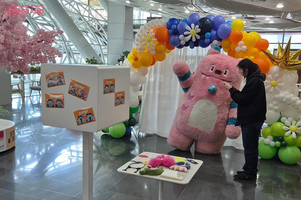 이곳에서 해치 인형과 기념 사진을 찍고 기념품도 받을 수 있다.