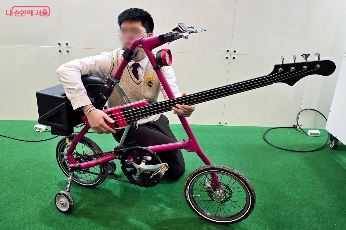 실제 공연에서 사용된 긱블과 만든 QWER의 기타가 달린 자전거. ⓒ김윤경