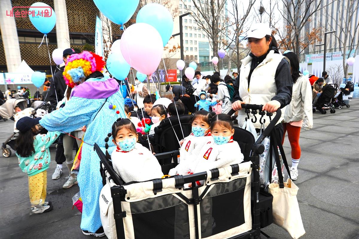 행사에 참여한 다둥이 가족의 세쌍둥이 자매들 &copy;조수봉